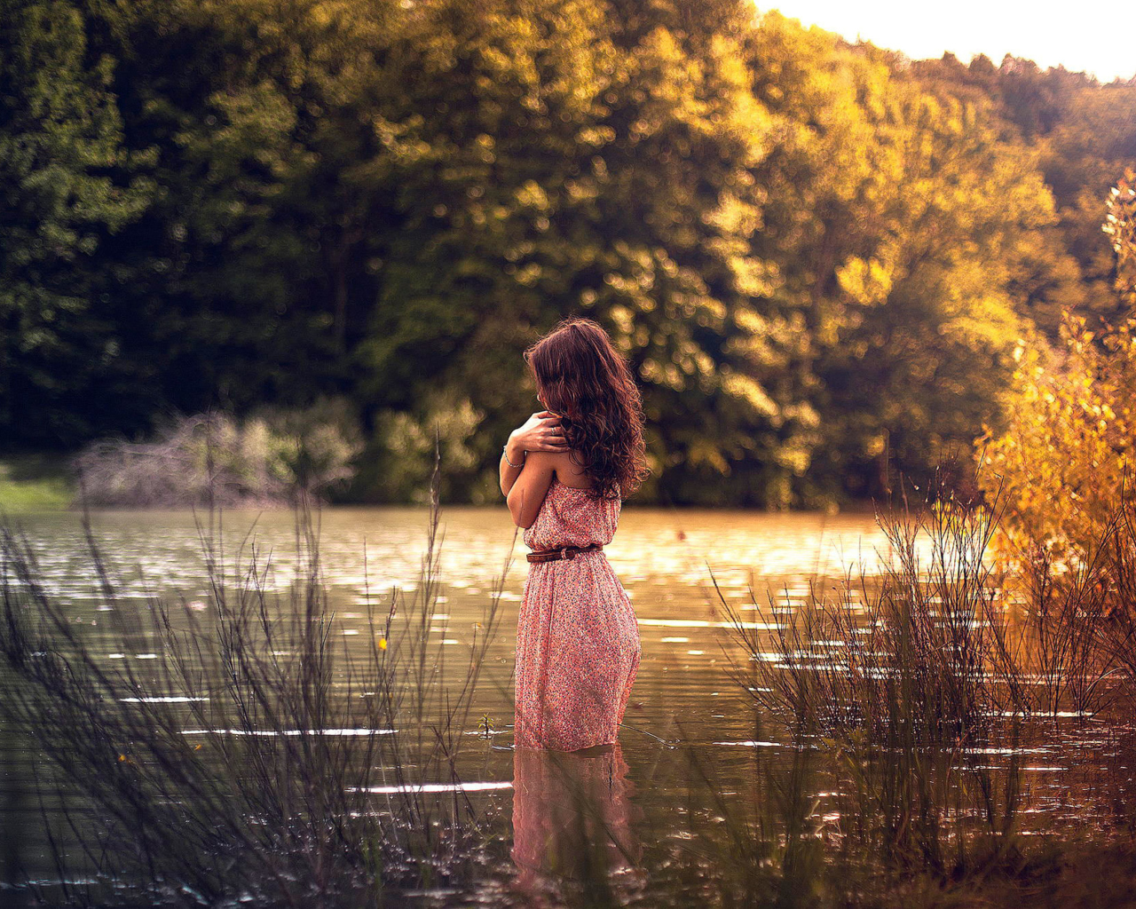 Sfondi Girl In Summer Dress In River 1280x1024