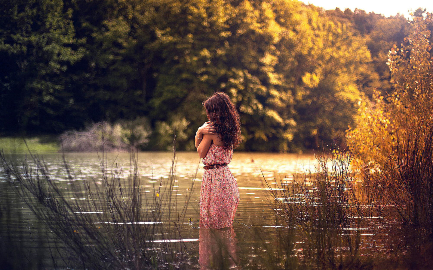 Screenshot №1 pro téma Girl In Summer Dress In River 1440x900