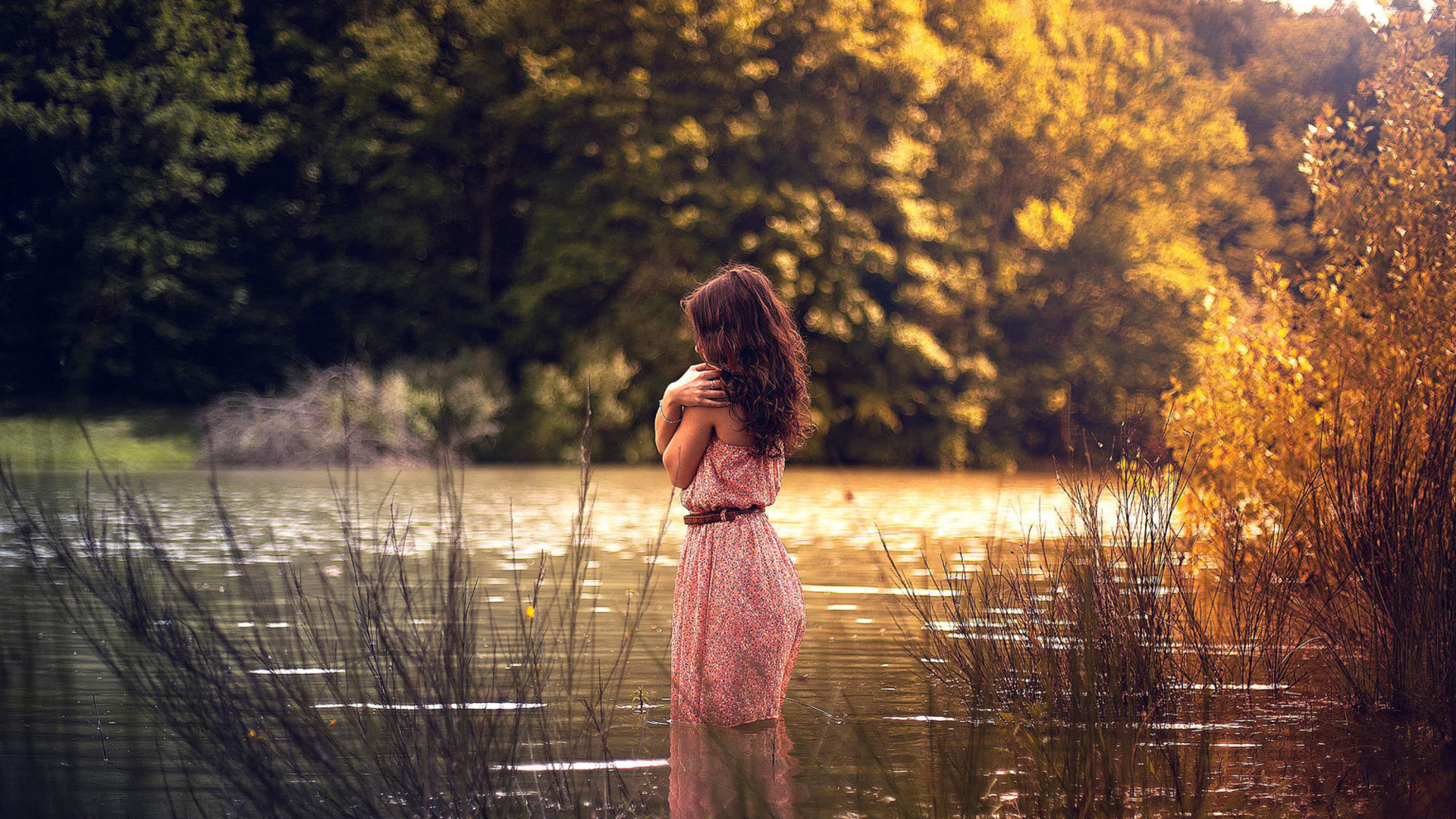 Fondo de pantalla Girl In Summer Dress In River 1920x1080