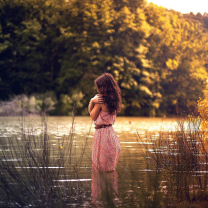 Sfondi Girl In Summer Dress In River 208x208