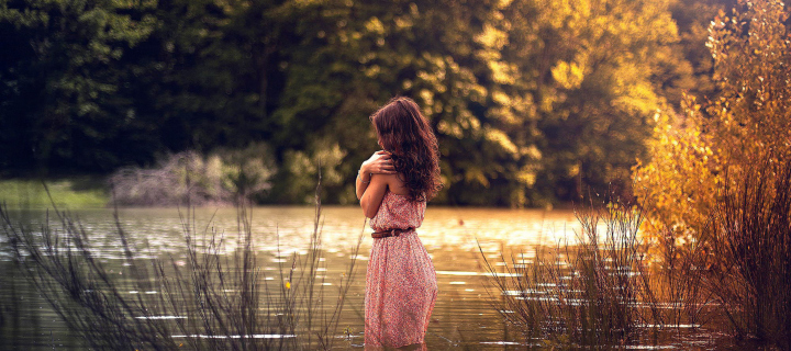Fondo de pantalla Girl In Summer Dress In River 720x320