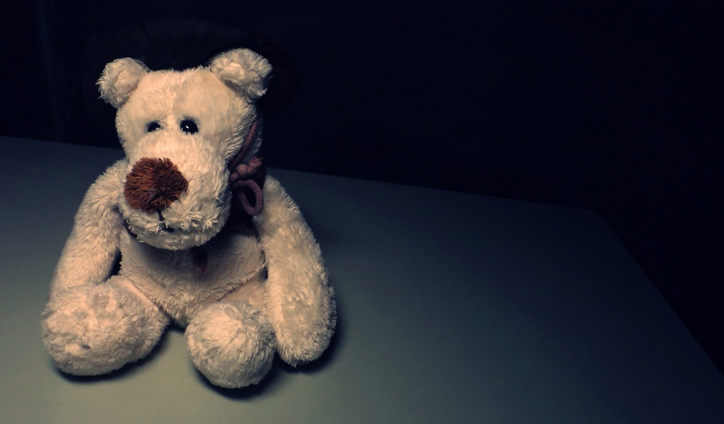 Screenshot №1 pro téma Sad Teddy Bear Sitting Alone 1024x600