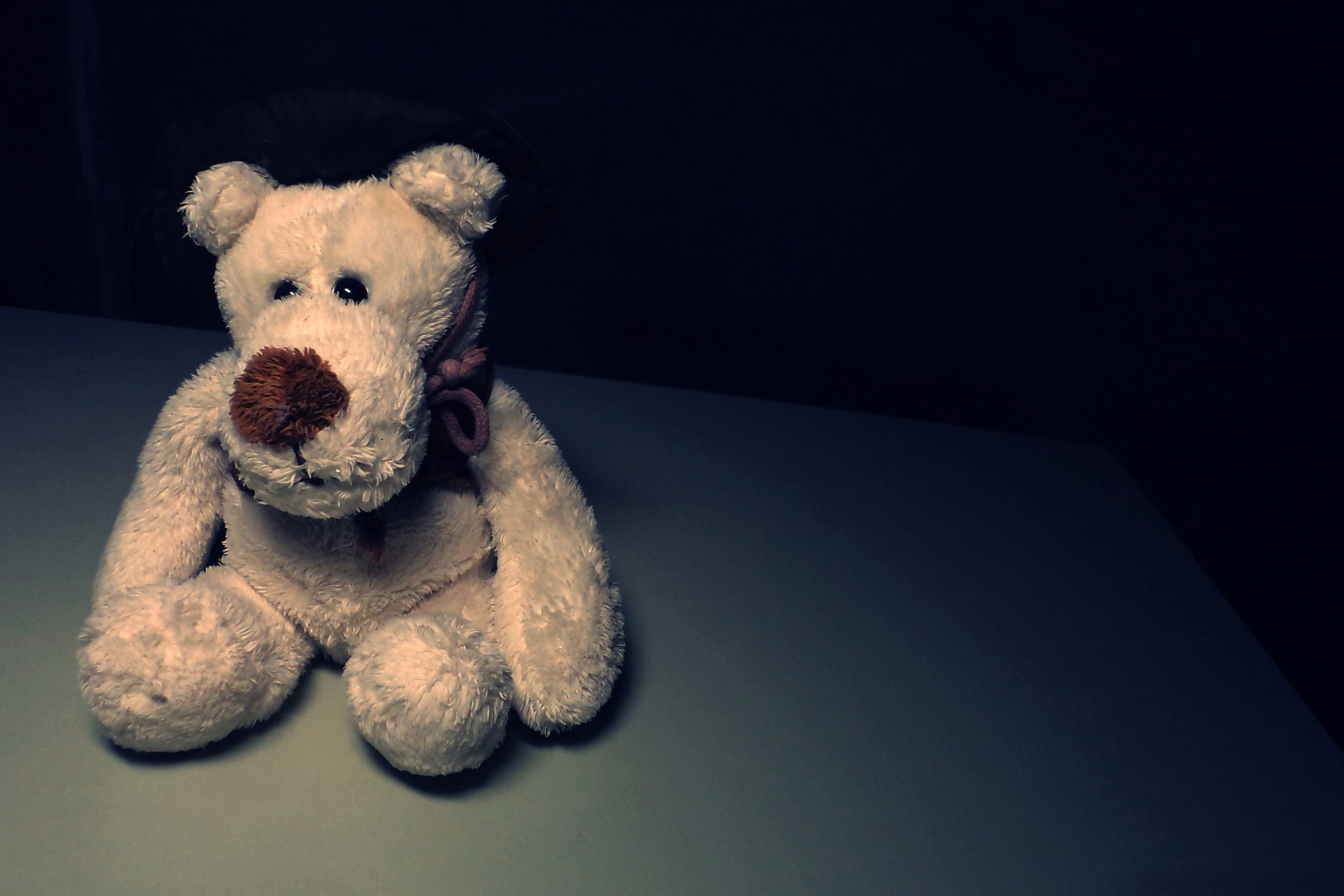 Обои Sad Teddy Bear Sitting Alone 2880x1920