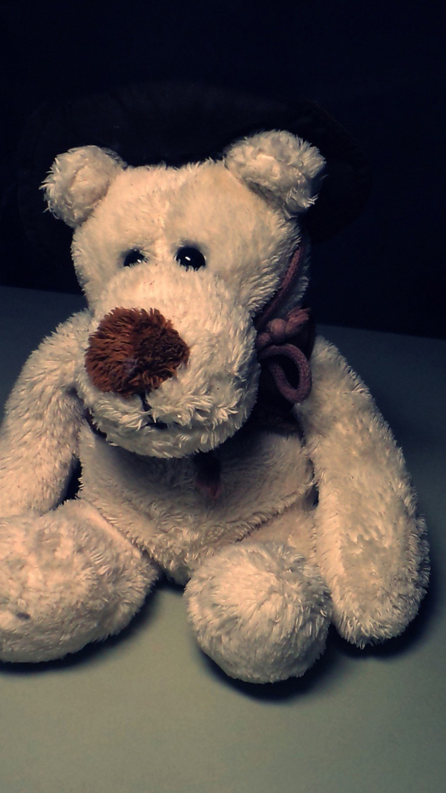 Screenshot №1 pro téma Sad Teddy Bear Sitting Alone 640x1136