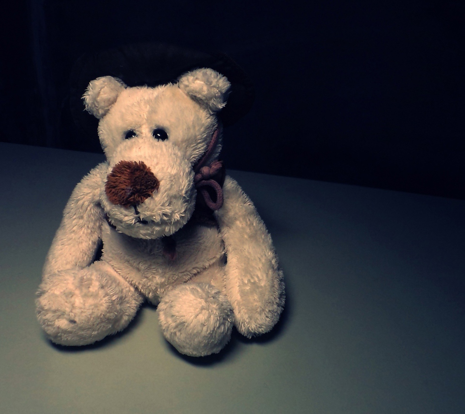 Das Sad Teddy Bear Sitting Alone Wallpaper 960x854