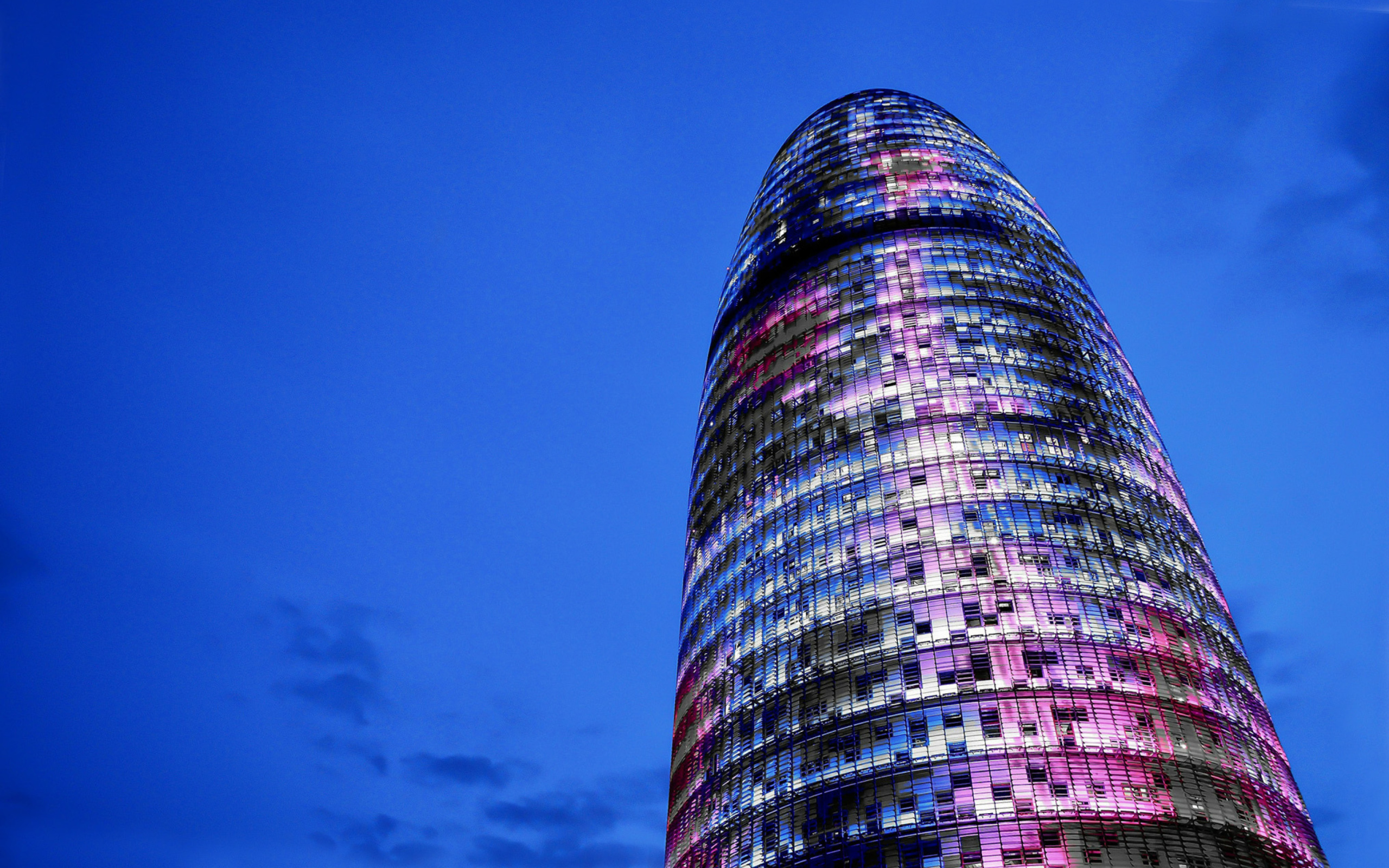 Das Torre Agbar in Barcelona Wallpaper 2560x1600