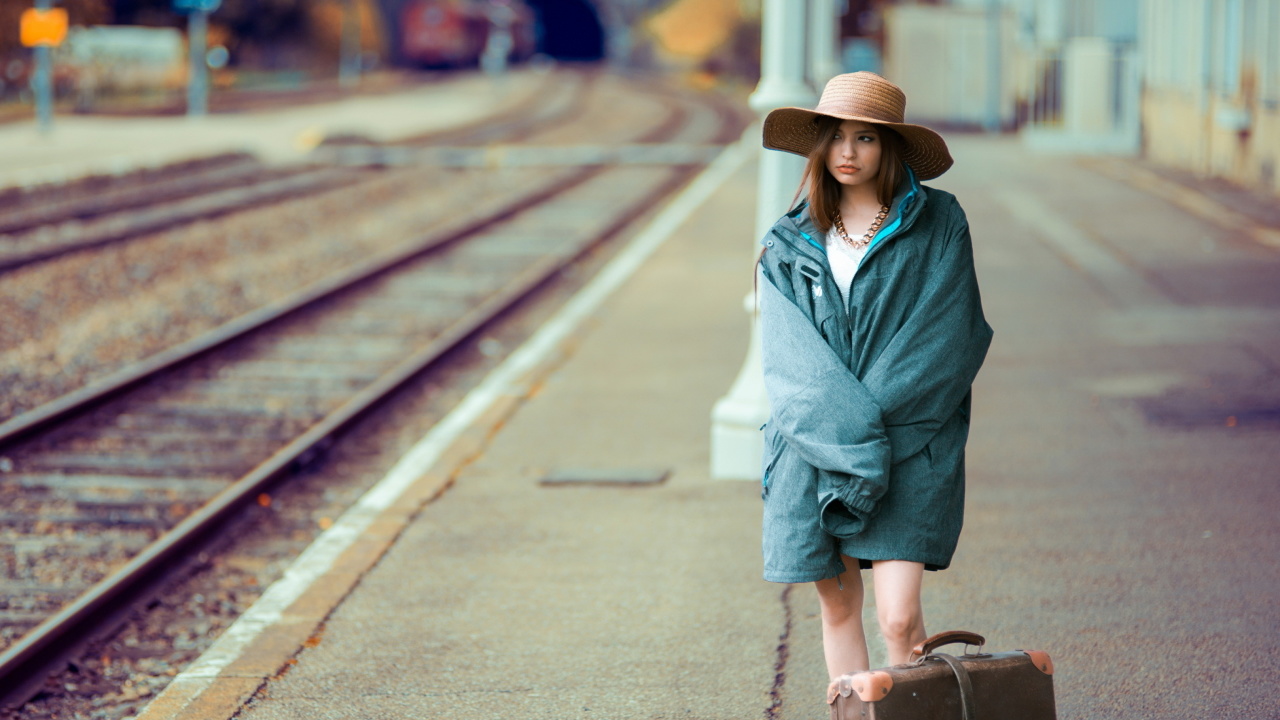Das Girl on Railway Station Wallpaper 1280x720