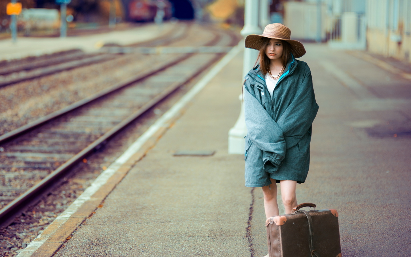 Обои Girl on Railway Station 1440x900