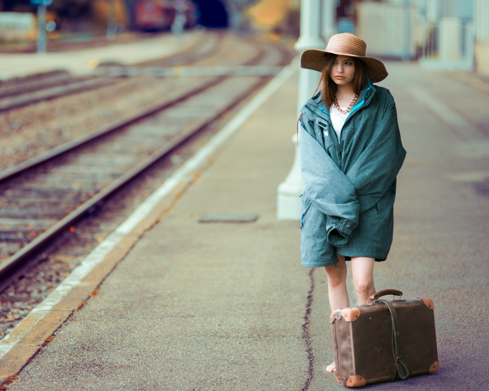 Обои Girl on Railway Station 1600x1280