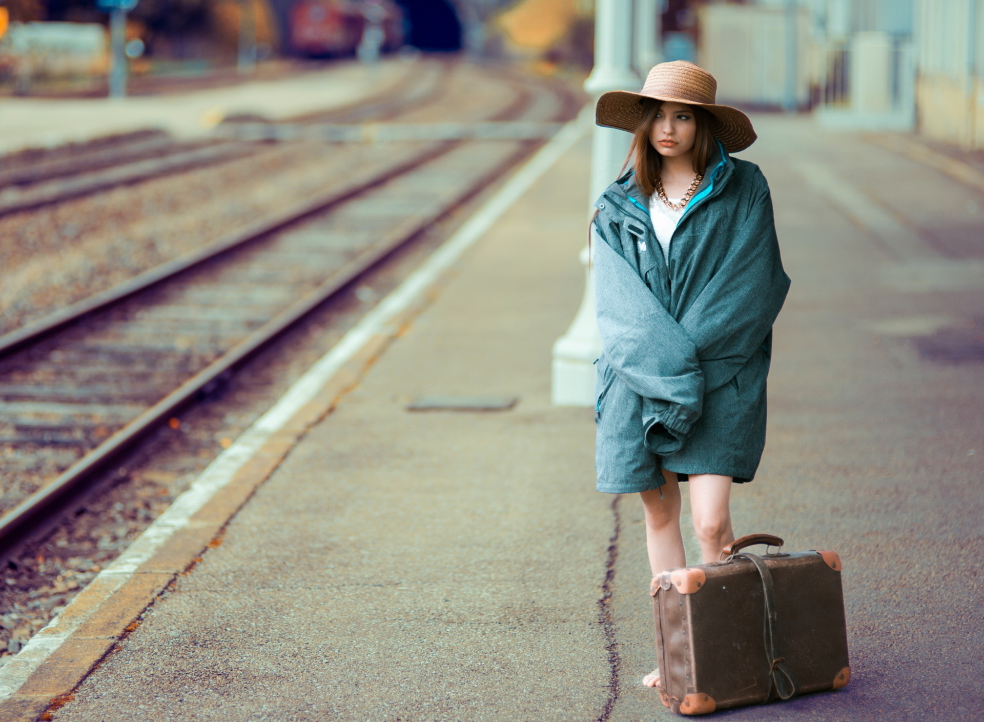 Girl on Railway Station screenshot #1 1920x1408