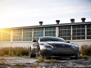 Fondo de pantalla Aston Martin V8 Vantage 320x240