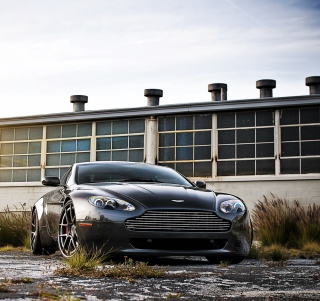 Aston Martin V8 Vantage sfondi gratuiti per iPad mini 2