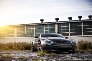 Aston Martin V8 Vantage - Obrázkek zdarma pro 1366x768