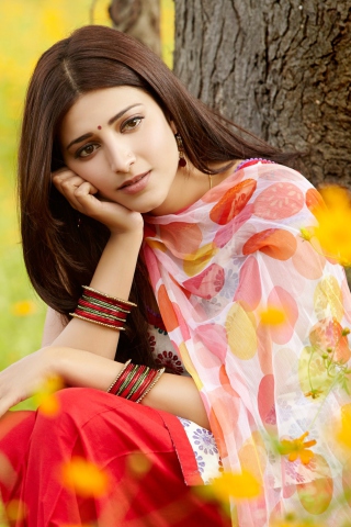 Das Shruti Hassan In Ramaiya Vastavaiya Wallpaper 320x480