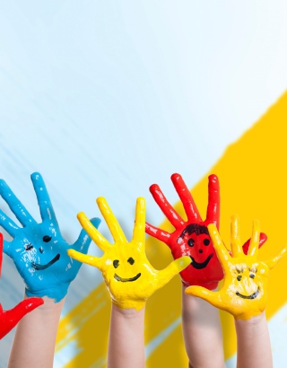 Painted Kids Hands sfondi gratuiti per 640x1136