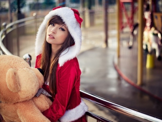 Fondo de pantalla Santa Girl With Teddy Bear 320x240