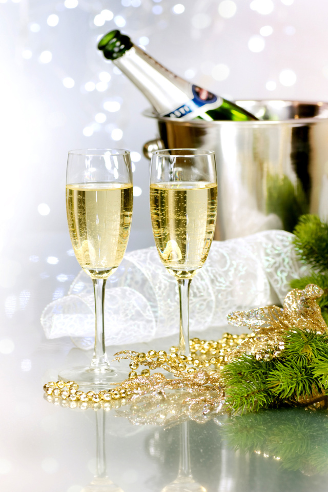 Das Champagne To Celebrate The New Year Wallpaper 640x960