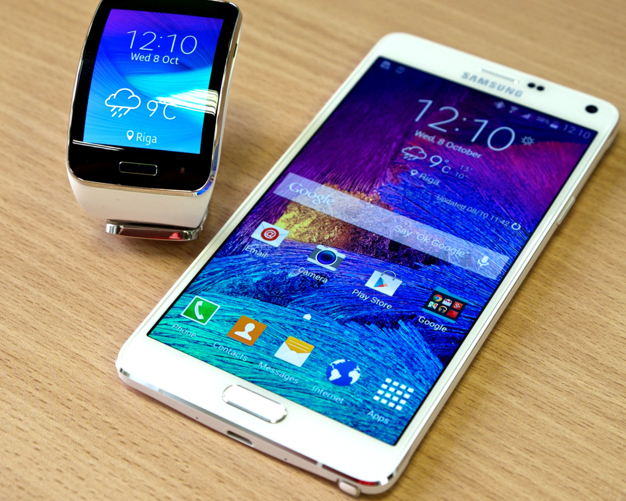 Обои Samsung Galaxy and Samsung Gear S Smartwatch 1280x1024