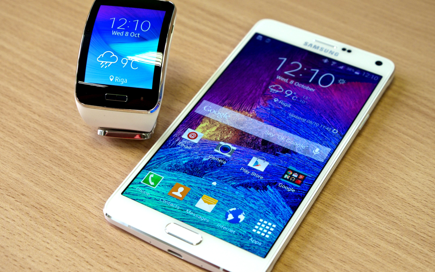 Обои Samsung Galaxy and Samsung Gear S Smartwatch 1440x900
