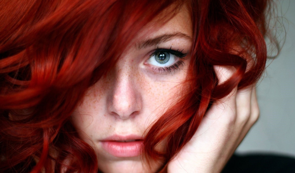 Das Beautiful Redhead Girl Close Up Portrait Wallpaper 1024x600