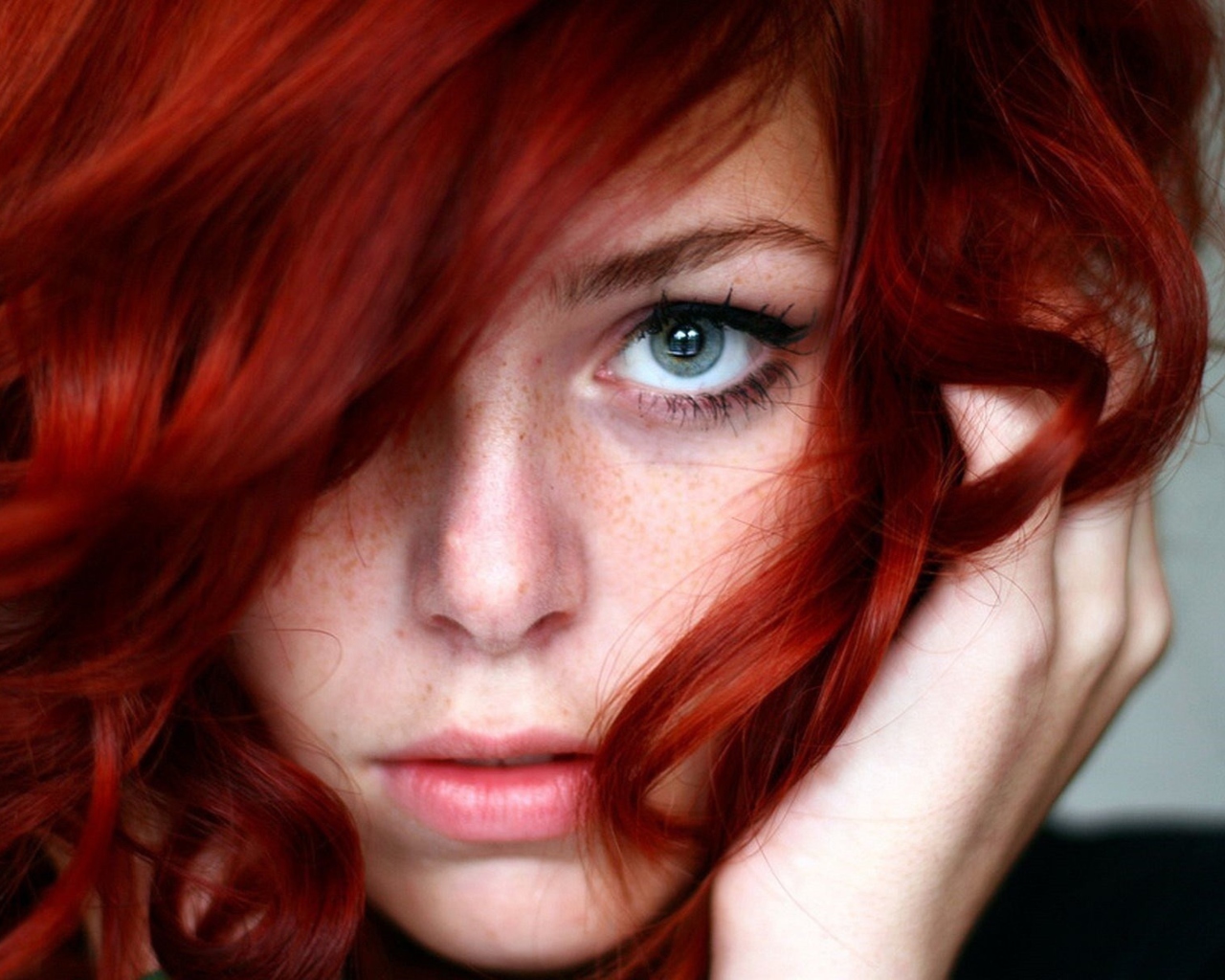 Screenshot №1 pro téma Beautiful Redhead Girl Close Up Portrait 1280x1024