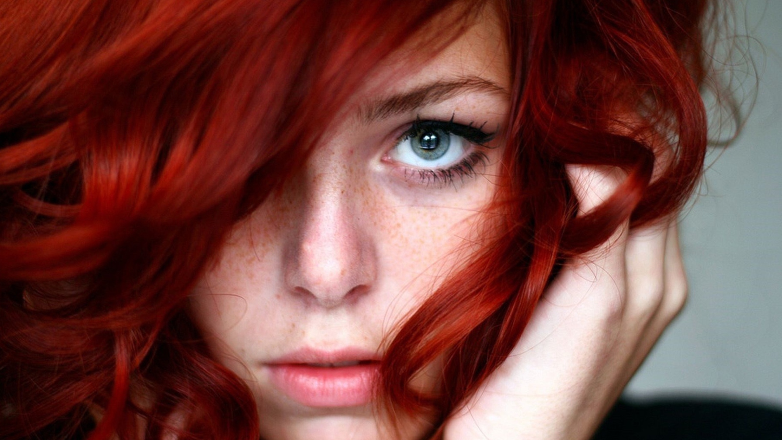 Обои Beautiful Redhead Girl Close Up Portrait 1600x900