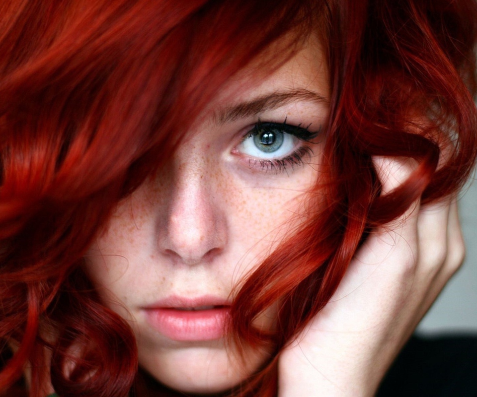 Обои Beautiful Redhead Girl Close Up Portrait 960x800