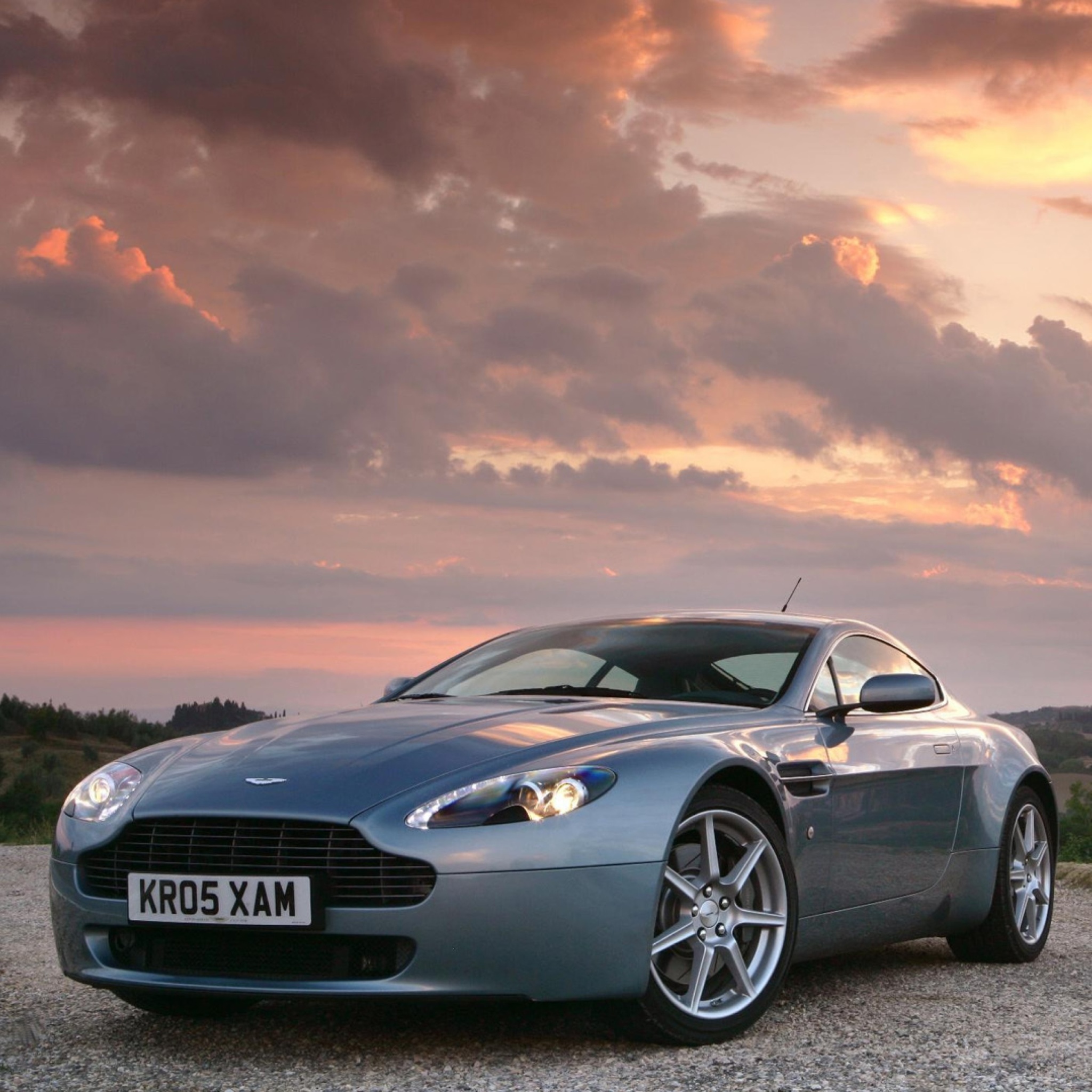 Aston Martin Vantage wallpaper 2048x2048