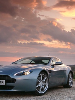 Das Aston Martin Vantage Wallpaper 240x320