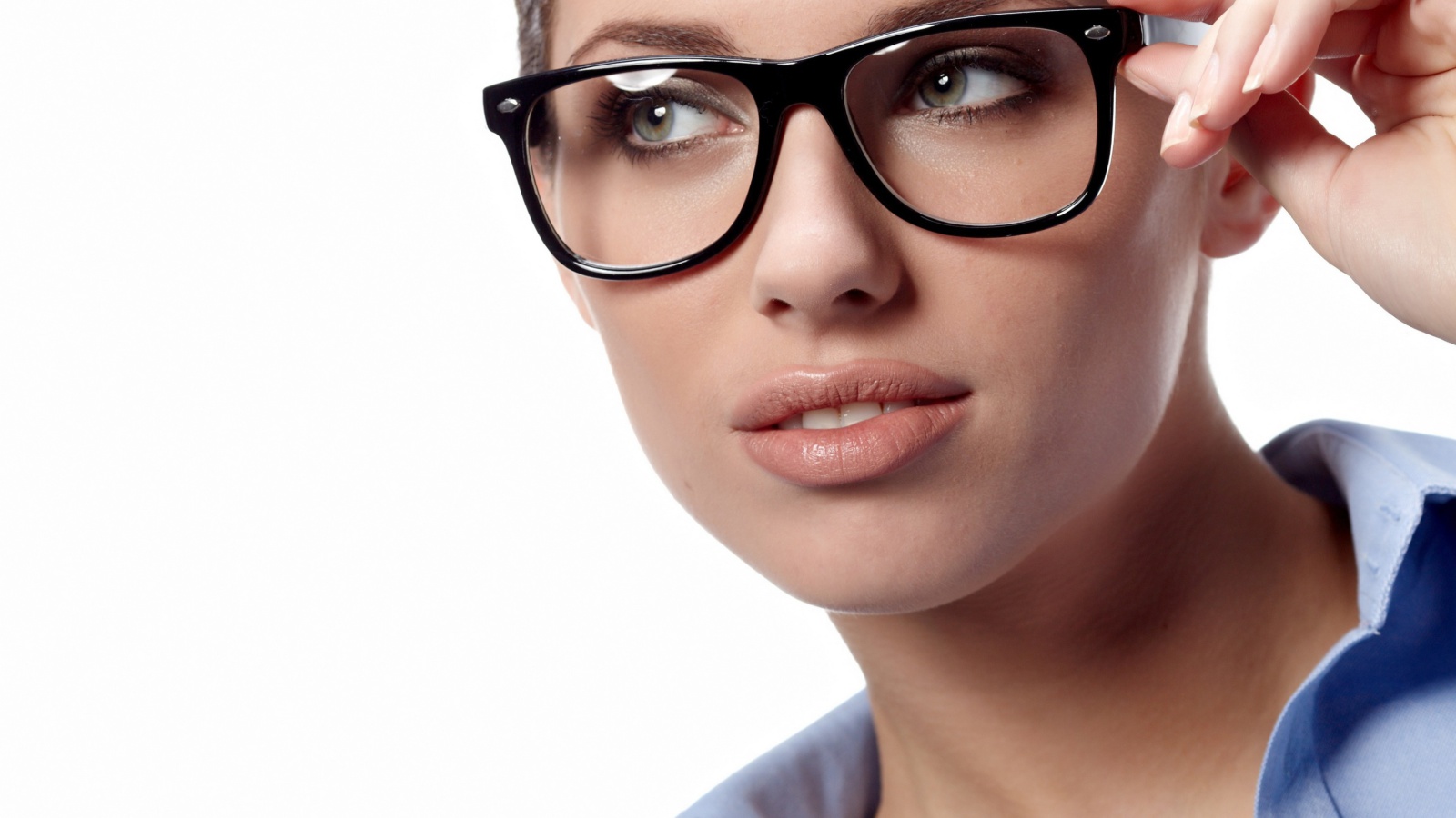Girl in Glasses wallpaper 1600x900