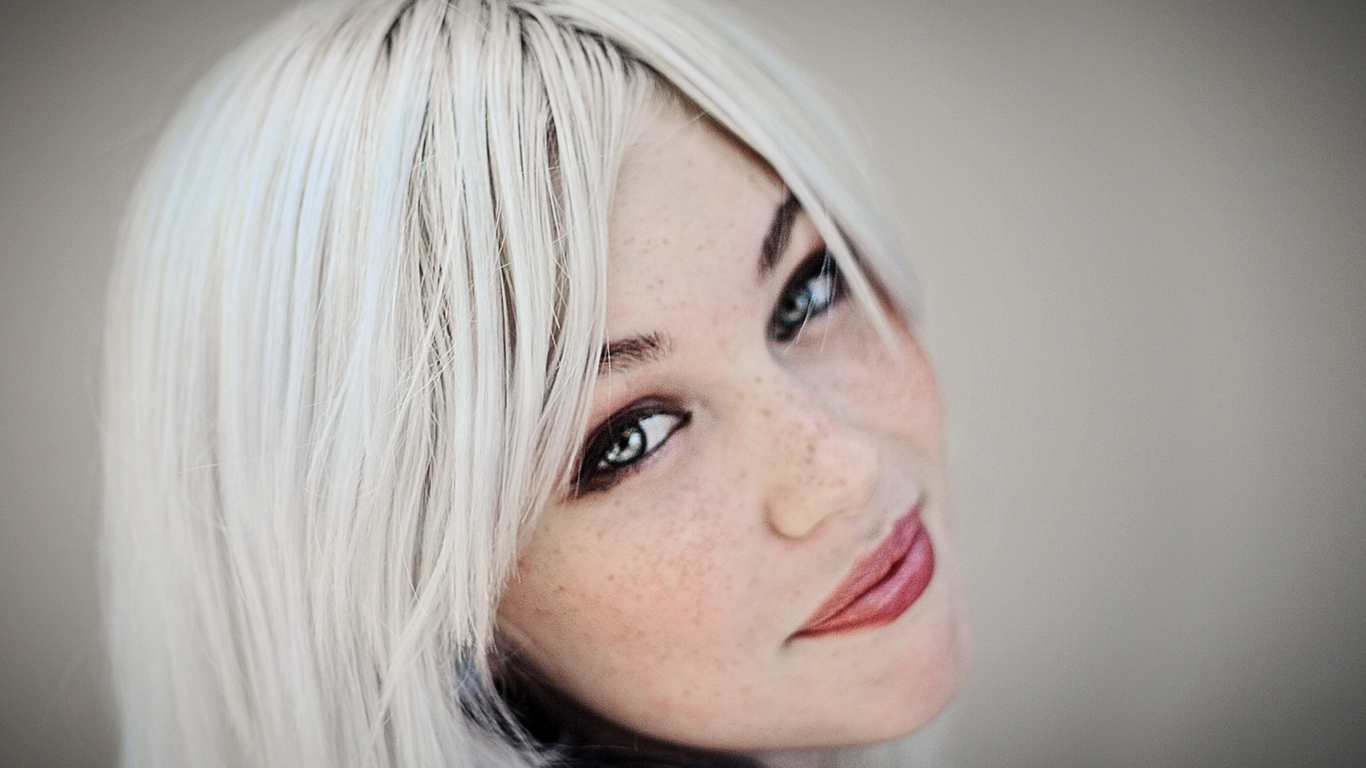 Das Portrait Of Blonde Girl Wallpaper 1366x768