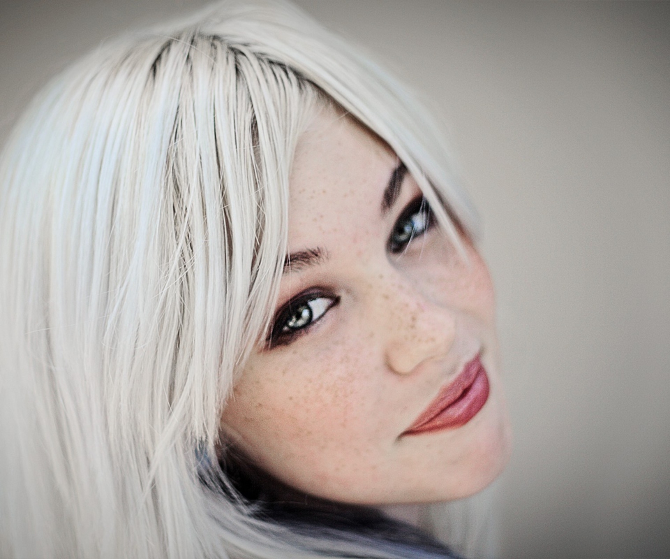 Portrait Of Blonde Girl screenshot #1 960x800