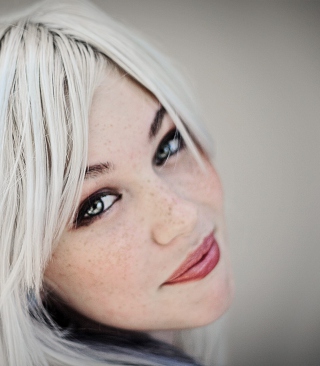 Portrait Of Blonde Girl - Obrázkek zdarma pro Nokia Asha 308