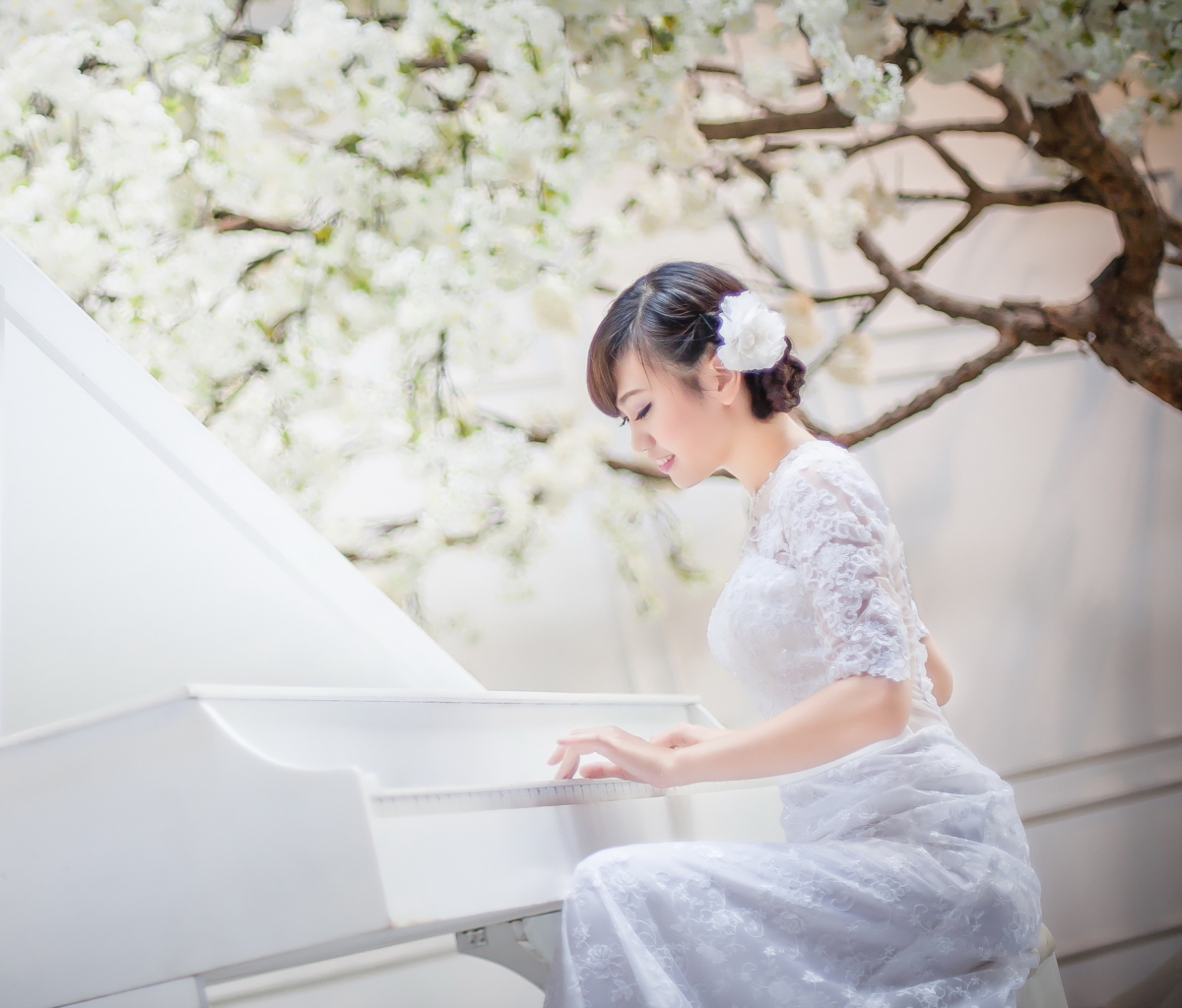 Screenshot №1 pro téma Cute Asian Girl In White Dress Playing Piano 1200x1024