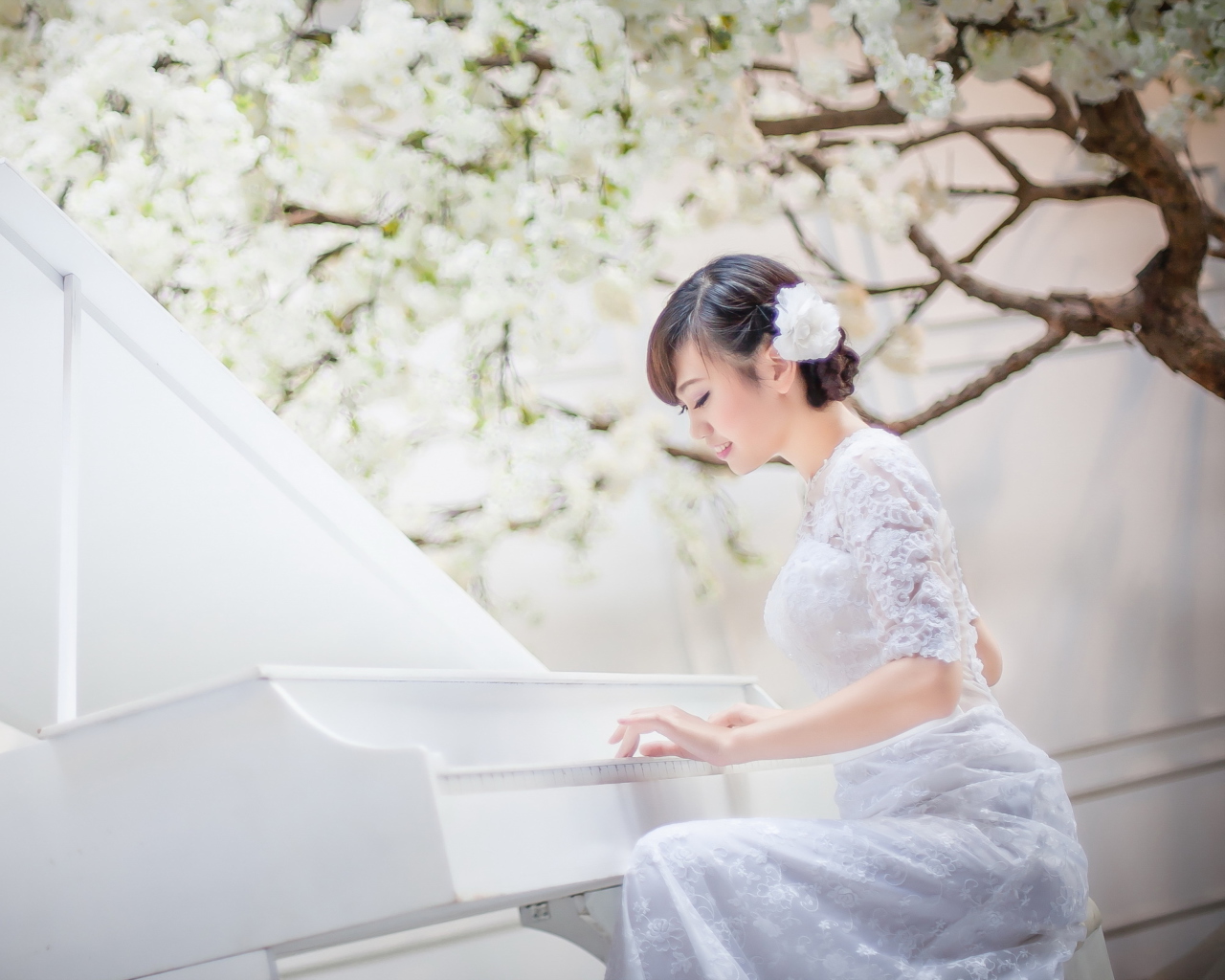 Fondo de pantalla Cute Asian Girl In White Dress Playing Piano 1280x1024