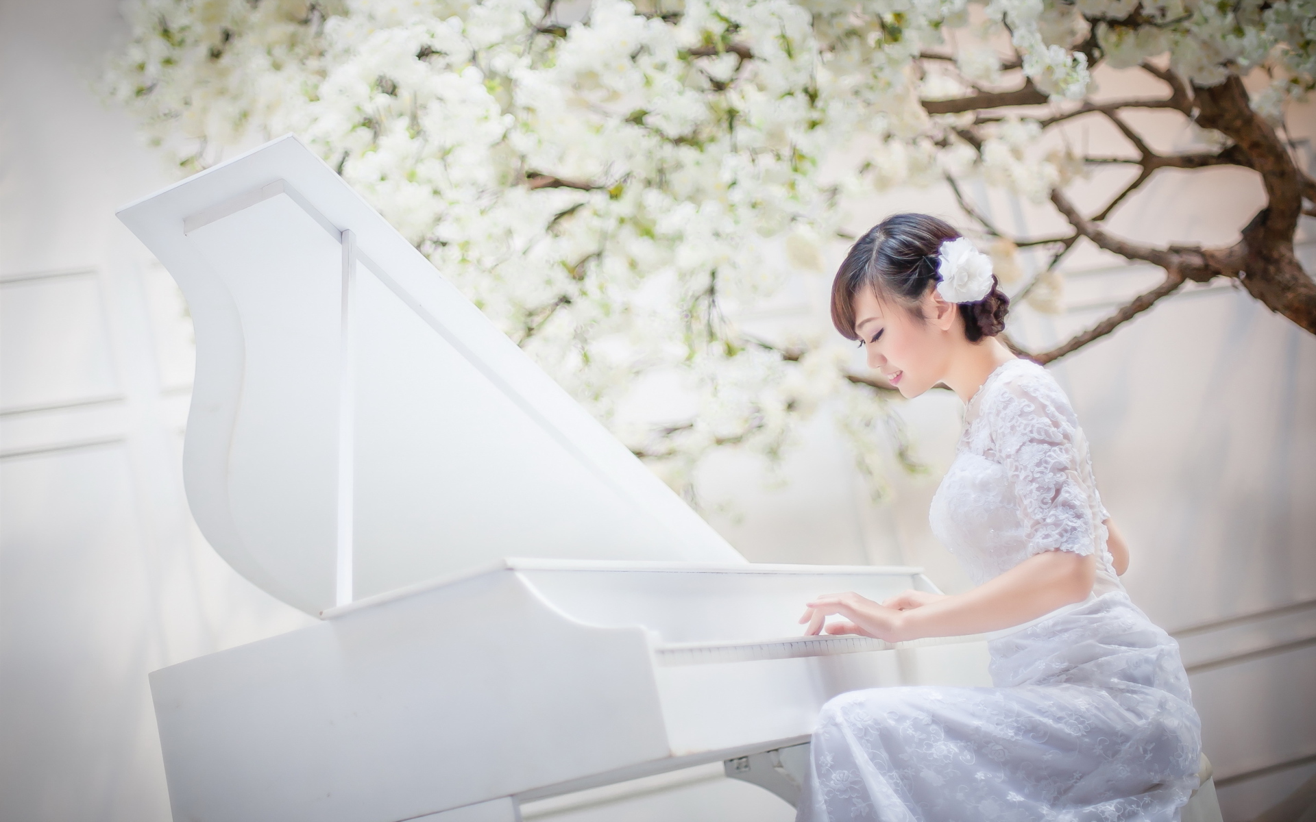 Das Cute Asian Girl In White Dress Playing Piano Wallpaper 1920x1200