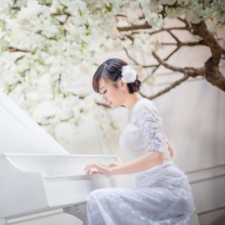Das Cute Asian Girl In White Dress Playing Piano Wallpaper 208x208