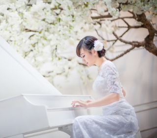 Kostenloses Cute Asian Girl In White Dress Playing Piano Wallpaper für iPad 2