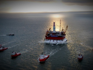 Das Oil platform in Sea Wallpaper 320x240