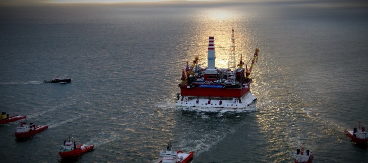 Oil platform in Sea screenshot #1 720x320
