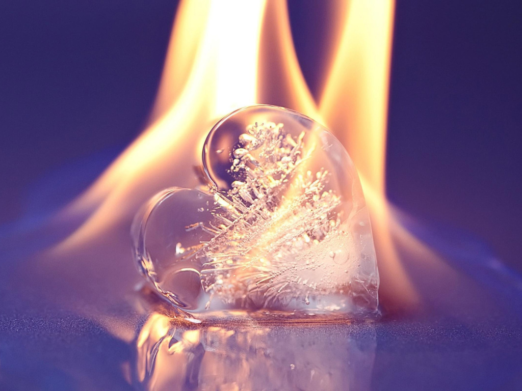 Das Ice heart in fire Wallpaper 1024x768