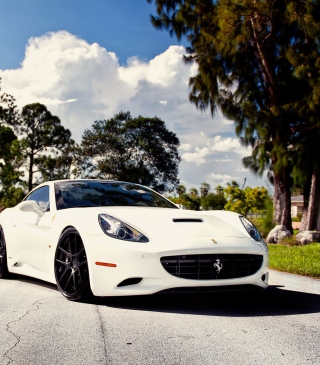 White Ferrari - Obrázkek zdarma pro iPhone 4S