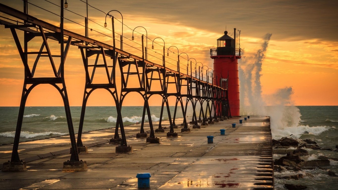 Fondo de pantalla Grand Haven lighthouse in Michigan 1366x768