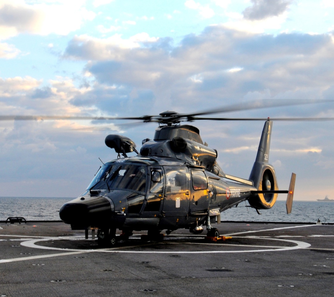 Screenshot №1 pro téma Helicopter on Aircraft Carrier 1080x960