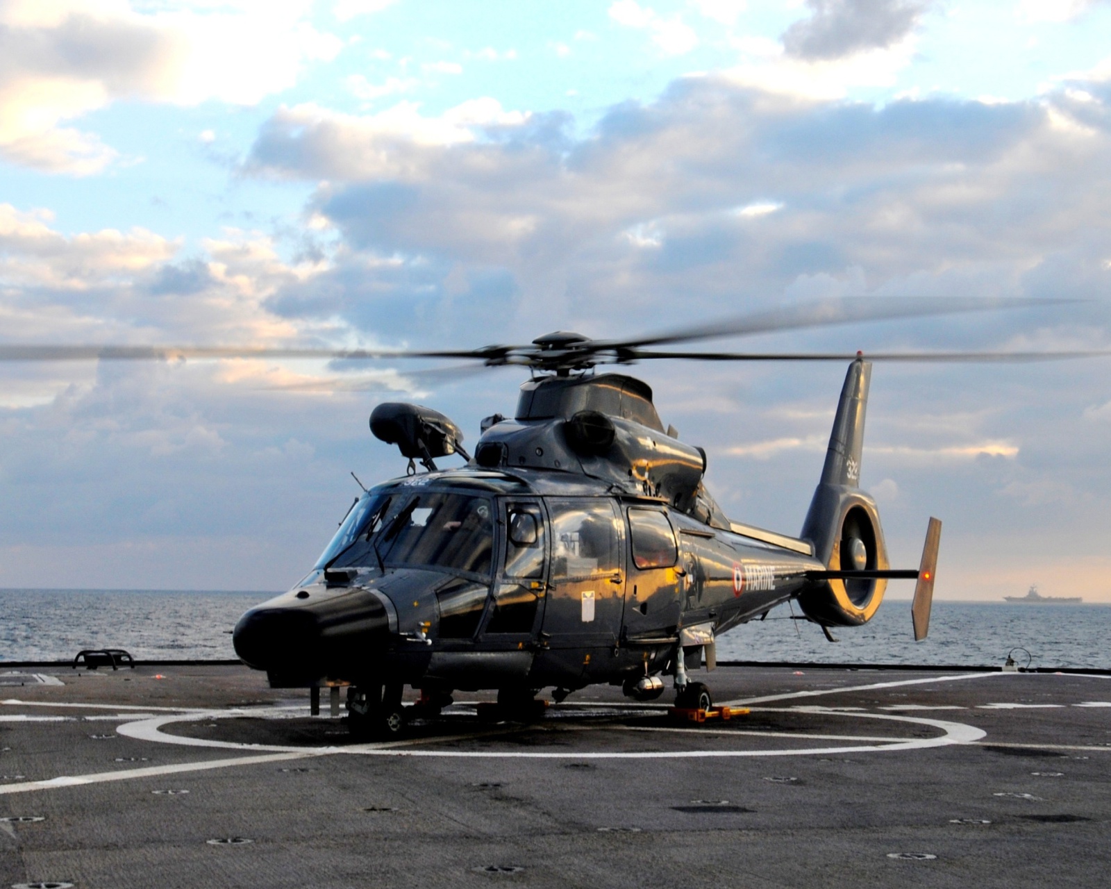 Fondo de pantalla Helicopter on Aircraft Carrier 1600x1280