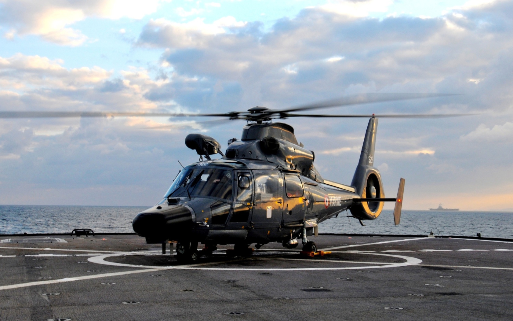 Screenshot №1 pro téma Helicopter on Aircraft Carrier 1680x1050