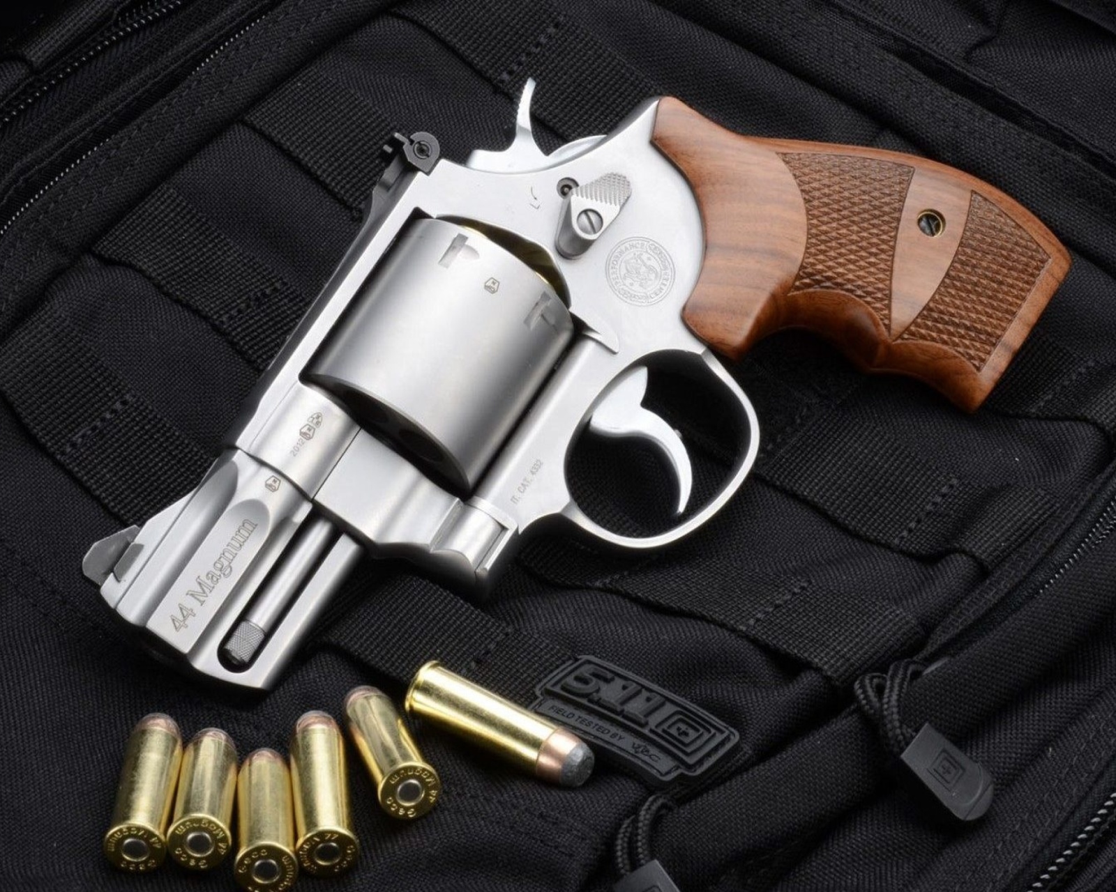 Обои Smith & Wesson 629 1600x1280