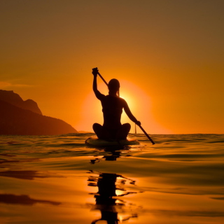 Kostenloses Sunset Surfer Wallpaper für 2048x2048
