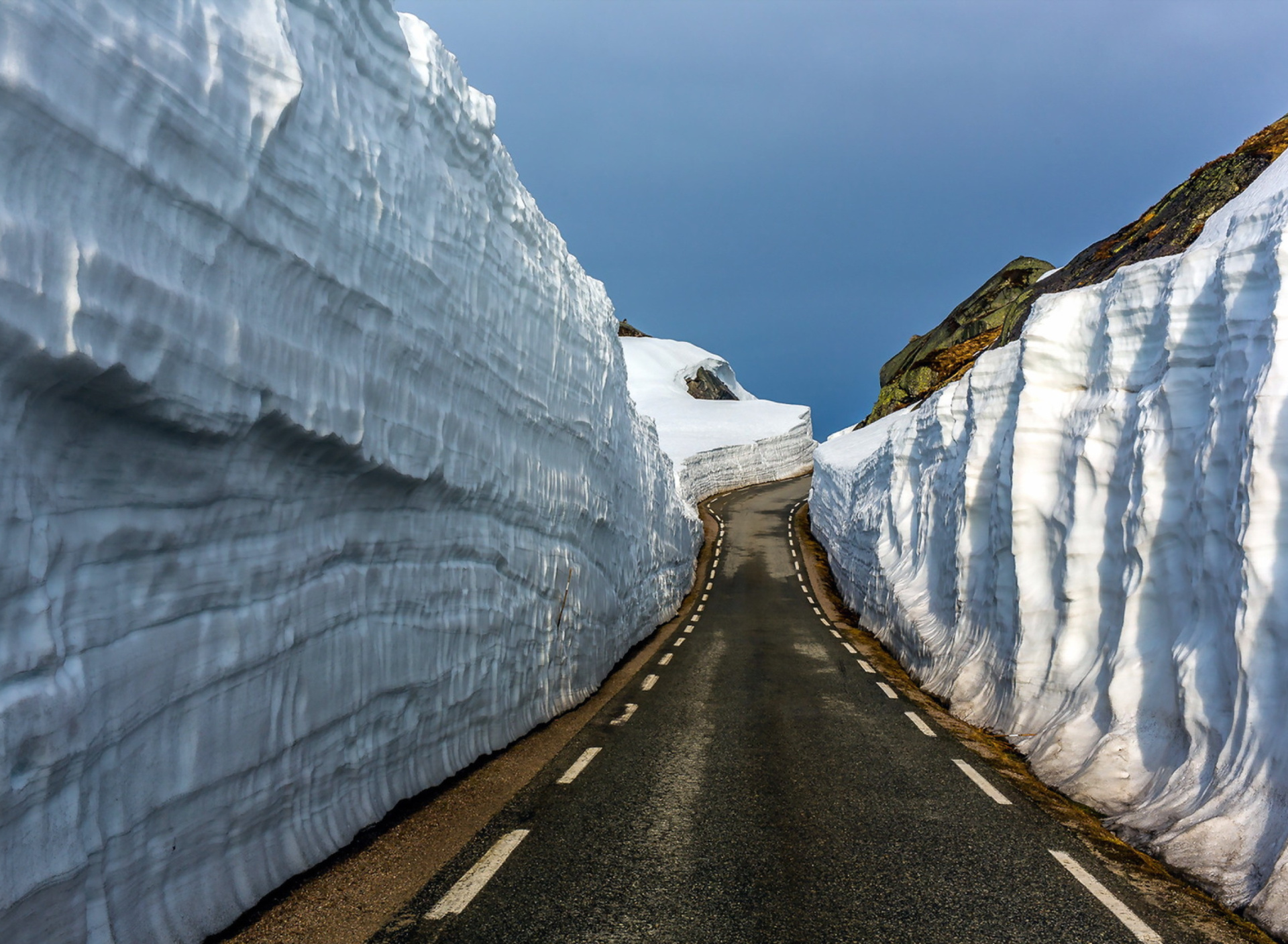 Обои Road in Glacier 1920x1408