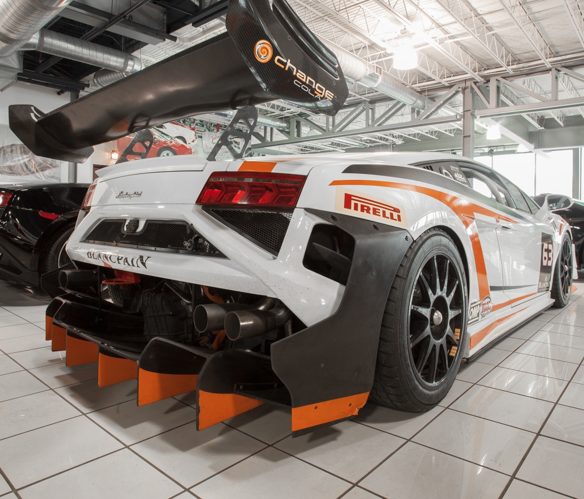 Screenshot №1 pro téma Lamborghini in Garage 1200x1024
